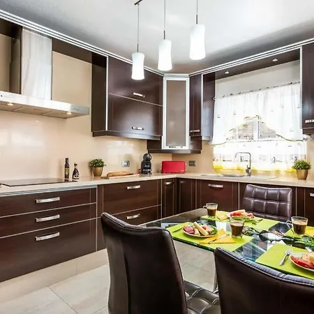 Villa Playa De Fanabe Sleeps 6 With Pool Air Con And Wifi